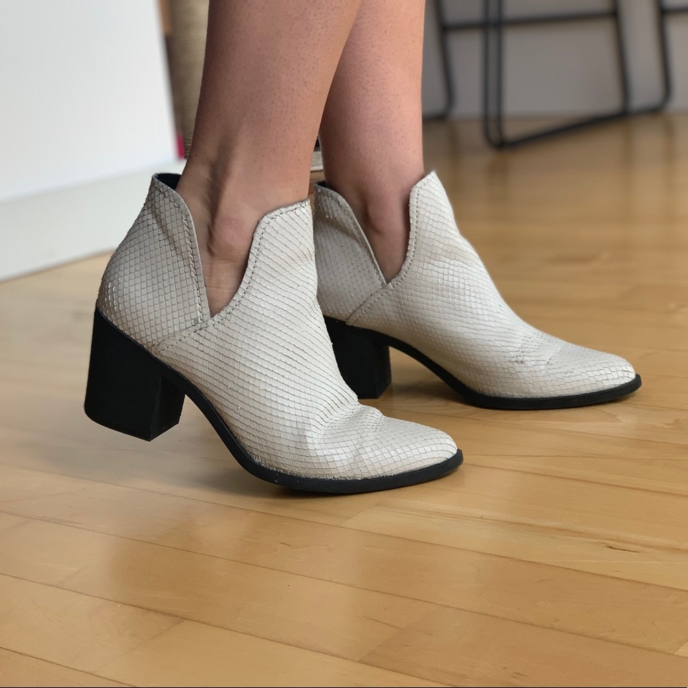STEVE MADDEN Petra Snake Booties